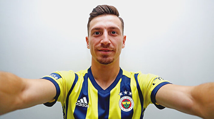  Fenerbahçe, Demir Grup Sivasspor ile sözleşmesi sona eren Mert Hakan Yandaş'ı renklerine bağladı.