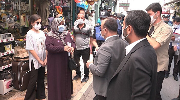 İçişleri Bakanlığının 81 ile gönderdiği genelge ve talimatlar doğrultusunda Kovid-19 denetimleri ülke genelinde olduğu gibi Elazığ’da yapılmaya başlandı. Denetimleri inceleyen Vali Erkaya Yırık tarihi Kapalı Çarşı’nda esnaf ve vatandaşları Kovid-19’a karşı uyardı.

