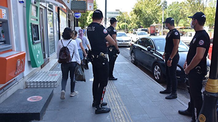 Valilikten yapılan açıklamaya göre, kent merkezinde ikamet eden bazı vatandaşların Kovid-19 test sonuçları pozitif çıktı.

