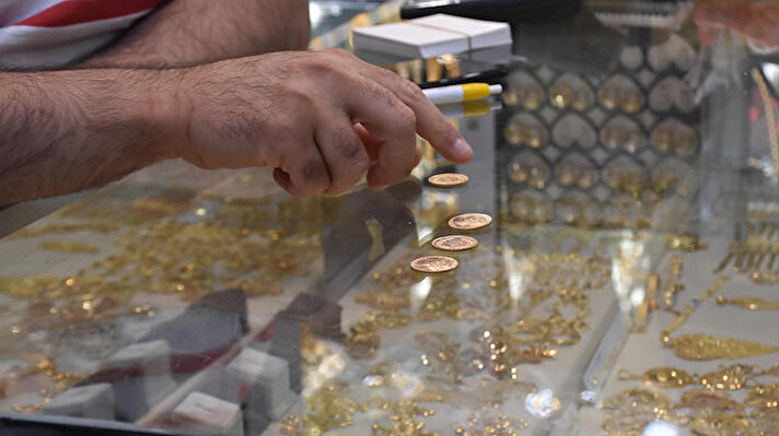 İzmir Kuyumcular Odası Başkanı Turgay Baransel, altın yatırımı yapacaklara dolandırılmamaları için uyarılarda bulundu.
<br> <br>
ALTIN ALIRKEN DİKKAT EDİLMESİ GEREKENLER <br> <br>
Vatandaşların altın alışverişlerinde güvendikleri kuyumcuları tercih etmesini öneren Turgay Baransel, döviz bürolarının altın alma yetkileri bulunmadığını, kanunen sadece darphane malı satmakla yetkili olduklarını söyledi.