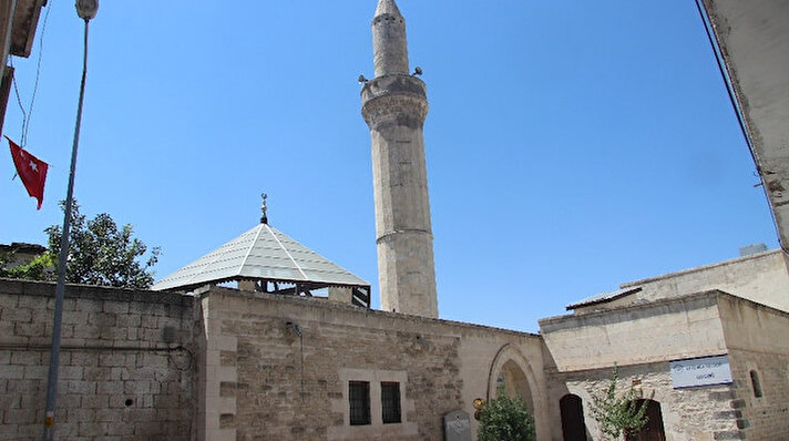 Memlük mimarisinin Kilis’teki güzel örneklerinden birisi olan tarihi Ulu Cami’de 681 yıldır kesintisiz şekilde ezan okunuyor. Medrese görünümlü tarihi camide Kur’an-ı Kerim dersleri de veriliyor.

