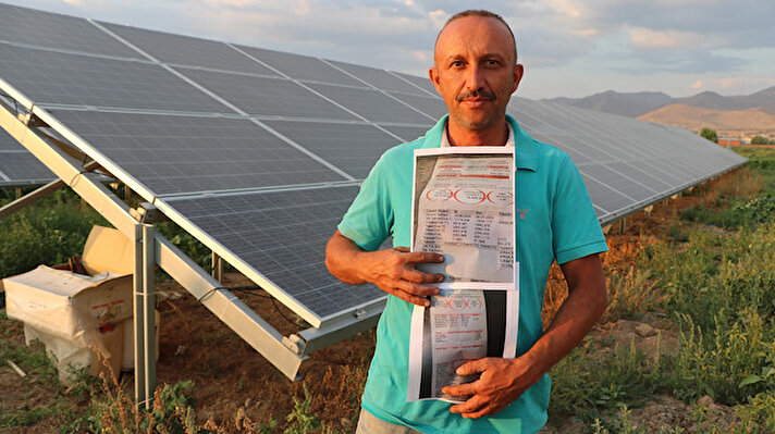 Afyonkarahisar'a bağlı Sandıklı ilçesinde çiftçilik yapan Ahmet Diker, üretimdeki maliyetleri düşürmek ve ürün kalitesini artırmak amaçlı tarlasının 400 metrekare alanına, 200 panelden oluşan saatte 55 kW elektrik üreten güneş enerji sistemi kurdu.