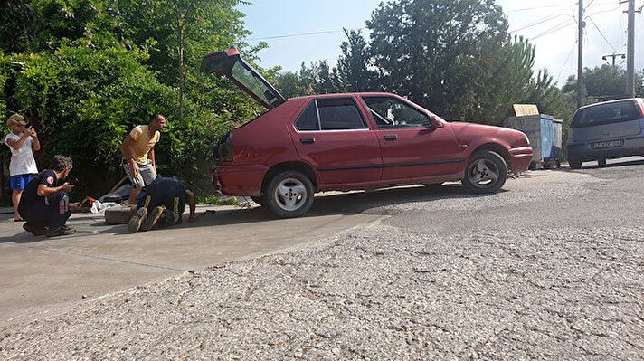 Kemer'de su tesisatçısı Hayrettin Aldırma (36) ve oğlu Yusuf (13), 07 ALC 632 plakalı otomobilleriyle Kiriş Mahallesi Çalış Sokak üzerinde bulunan bir işletmeye malzeme almaya gitti. 