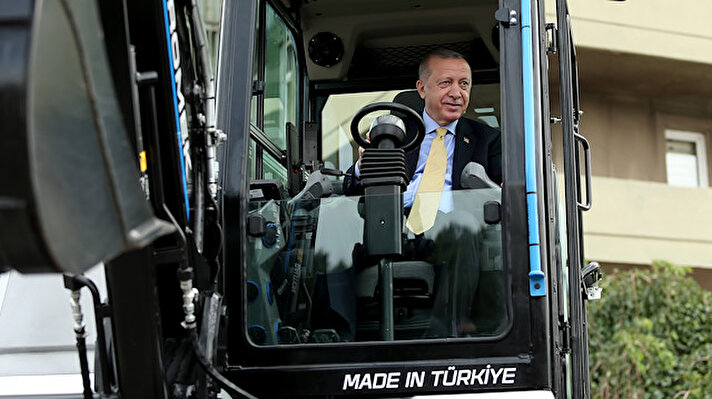 Cumhurbaşkanı Recep Tayyip Erdoğan, Kocaeli'nin Gebze ilçesinde TÜBİTAK Mükemmeliyet Merkezleri'nin açılış töreni öncesi, 2016'dan bu yana TÜBİTAK'ın desteğiyle geliştirilen 7 ton ağırlığında, lastikli ve elektrikli olmasıyla dünyadaki ilk ve tek şehir ekskavatörü Hidromek HICON 7W'yi inceledi. 