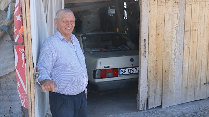 Sivas kent merkezinde yaşayan İzzet Gül'ün 24 yıldır sahibi olduğu otomobiline ilgisi dikkat çekiyor.