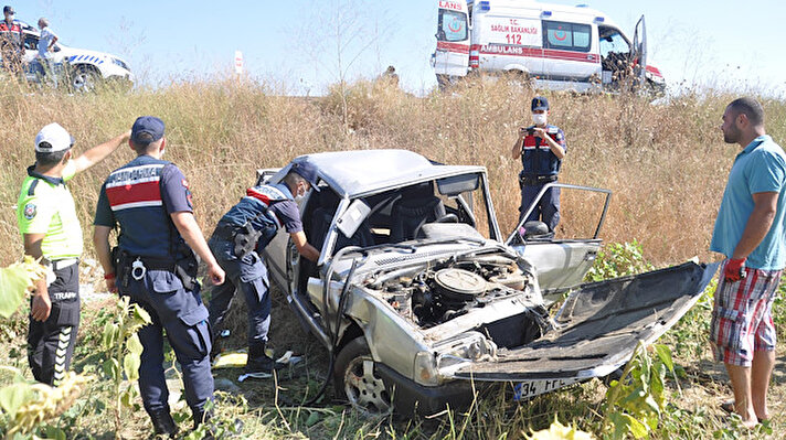 Kaza, Malkara- Tekirdağ yolunun Alaybey Mahallesi yakınlarında meydana geldi. Tekirdağ yönüne giden Kemal Bulut yönetimindeki 34 FPE 36 plakalı otomobil, kontrolden çıkarak, takla atıp, yol kenarındaki ayçiçeği tarlasına uçtu. 