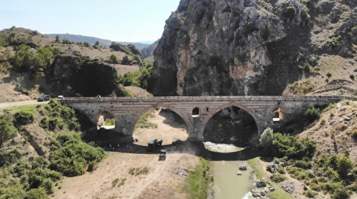 Bizans döneminde yapıldığı ve Selçuklular döneminde onarım gördüğü düşünülen köprü, 95 metre uzunluğunda ve 4,8 metre genişliğine sahip. 2 ana kemer ve 2 tahliye gözü bulunan tarihi köprü büyüklüğü ve ihtişamıyla ilgi çekiyor. 
