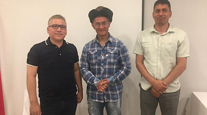 Hindistan’da korona virüs yayılımı nedeniyle yarım kalan filminin çekimleri için Niğde’nin Çamardı ilçesinde bulunan Demirkazık dağı ve çevresinde incelemelerde bulunmak üzere Türkiye’ye gelen dünyaca ünlü Hintli Film Yapımcısı ve Aktör Aamir Khan’la bir araya gelen 15 Temmuz kahramanı Ömer Halisdemir’in kardeşi Soner Halisdemir, ’Diriliş Ertuğrul’ dizisinde kullanılan deri oyuncu şapkası hediye etti.