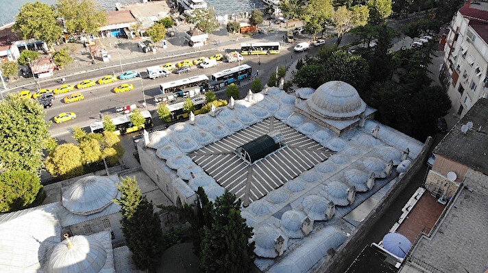 Mihrimah Sultan Cami İstanbul'un mimari, tarihi ve kültürel açıdan önemli değerlerinden bir tanesi. Mihrimah Sultan Cami Külliyesinin Tıp Merkezi bölümünün bacalarına monte edilen klima üniteleri, gelen tepkiler üzerine kaldırıldı. Külliye havadan fotoğraflandı.