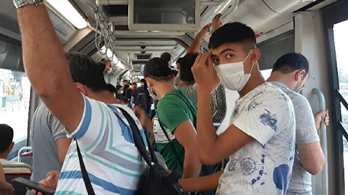 İstanbul’da sabah ve akşam iş saatlerinde otobüs ve metrobüs duraklarında yaşanan yoğunluk devam ediyor. 