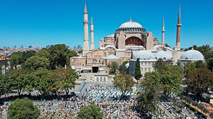 İbadete açıldığı 24 Temmuz'dan bu yana vatandaşlar ile yerli ve yabancı turistlerce yoğun şekilde ziyaret edilen Ayasofya-i Kebir Camii'nde dördüncü cuma namazı kılındı.