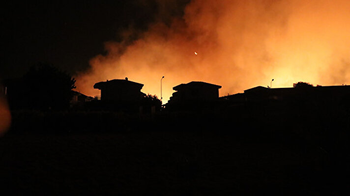 Edinilen bilgiye göre yangın Ildır Mahallesi’nde bulunan otluk alanda henüz bilinmeyen bir sebeple çıktı.