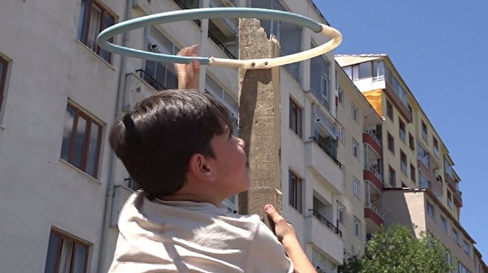 Merkeze bağlı Bahçelievler Mahallesi Aşağı Çarşı mevkiinde yaşayan Bayram (14), Cumali (13) ve Devran (10) Demir kardeşler, mahallede oyun sahası bulunmadığı için evlerinin arkasında boş bir alana basketbol potası yapmaya karar verdi. 