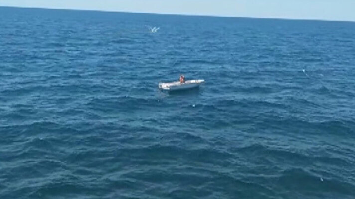 Bandırma'dan Yenikapı'ya seferini yapmakta olan İDO feribotunun kaptanı Marmara Denizi'nin ortasında bir teknede el sallayarak yardım isteyen kişiyi fark etti. 