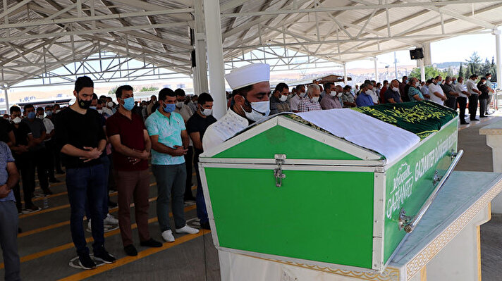 Gaziantep'te, erkek arkadaşının 4'üncü katındaki evinin penceresinden düşerek hayatını kaybettiği öne sürülen Duygu Delen'in (17) ailesinin avukatı Göksel Öztürkmen, "Burada bir kadın cinayetinin yanı sıra bir çocuk cinayeti de var. Burada çocuğa karşı şiddet var. Çocuğa karşı gerçekleştirilen eylem söz konusu. Bunun gözden kaçırılmaması gerektiğini, olayın çocuk boyutu olduğunu düşünüyoruz" dedi.