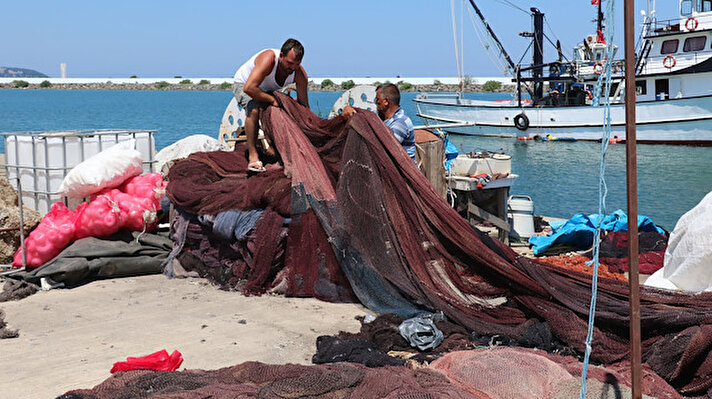 Denizlerde 15 Nisan'da başlayan dip trol ve gırgır ağları ile avcılık için genel av yasağı, 1 Eylül itibarıyla sona erecek. Karadenizli balıkçılar da yeni av sezonu için son hazırlıklarını yapıyor.