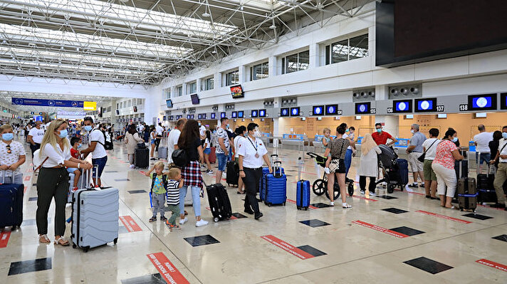 Koronavirüs (Covid-19) sonrası 1 Haziran itibarıyla başlayan 'Kontrollü Sosyal Hayat' ile otellerin 'Güvenli Turizm Sertifikası' alması iç turizmi hareketlendirip Antalyalı turizmciyi mutlu etti. Antalya'daki otellerde alınan koronavirüs tedbirleri sonrasında Almanya'nın 4 Ağustos'ta seyahat izni vermesi Rusya'nın ise 10 Ağustos'ta bölgeye charter uçuşları başlatmasıyla Antalya'ya yabancı turist akını da başladı.