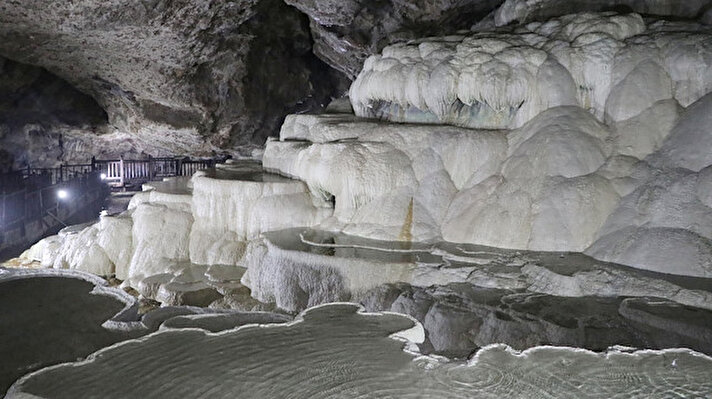 Honaz'a bağlı kırsal Kaklık Mahallesi'ndeki Kaklık Mağarası, içindeki beyaz travertenleriyle ilgi odağı oluyor. Yerli ve yabancı ziyaretçilerin UNESCO Dünya Kültür Mirası Listesi'nde yer alan Pamukkale'yi gördükten sonra ziyaret ettiği yerler arasındaki mağara, beğeni topluyor. 