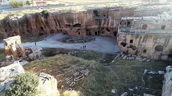 Mardin'e 30 kilometre uzaklıkta bulunan Dara Mahallesi’nde yer alan ve tarihte Yukarı Mezopotamya'nın en önemli yerleşim yerlerinden Dara Antik Kenti'nde, 2010 yılında yapılan kazı çalışmalarında dünyada eşi benzer olmayan 1500 yıllık toplu mezar bulundu. 