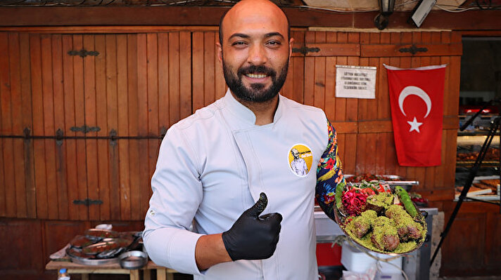 Gastronomi kenti Gaziantep'te kebapçılık yapan Necdet Kılıçoğlu, kente has Antep fıstığı ile eti birleştirerek yeni bir kebap türü buldu.