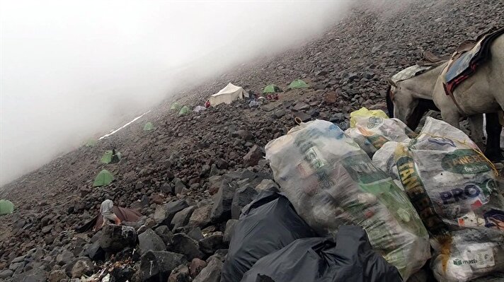 Deniz seviyesinden 5 bin 137 metre yükseklikteki Ağrı Dağı'nın özellikle 4 bin 200 metredeki ana kampı, yerli ve yabancı turistler tarafından çevreye bırakılan atıklar nedeniyle çöple doldu. 
