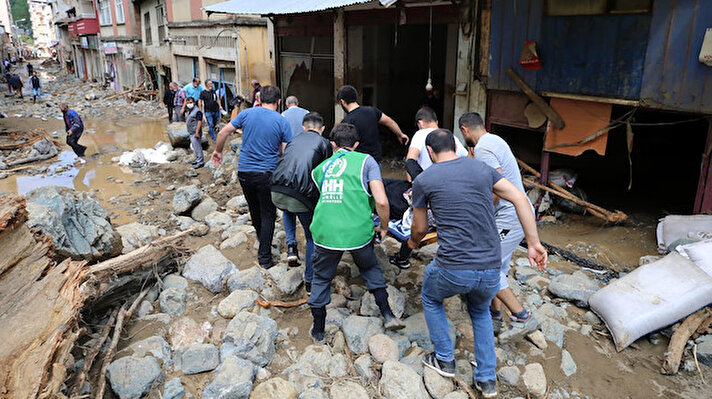 Dün akşam saatlerinde başlayan sağanak yağışla birlikte Giresun’da dereler taştı, birçok yol ulaşıma kapatıldı. 