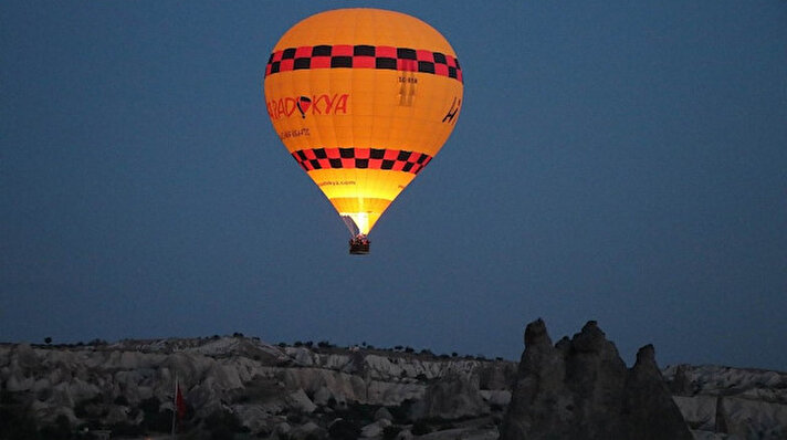 Türkiye'nin önemli turizm merkezlerinden Kapadokya semalarında, 5 ay sonra turistler sıcak hava balonlarıyla uçmanın sevincini yaşadı.