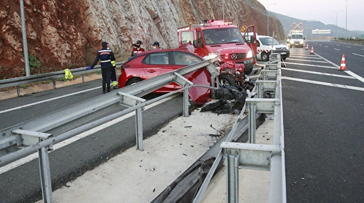 Kaza sabaha karşı saat 03:30’da Gebze-Orhangazi-İzmir Otoyolu, Orhangazi Karsak Gişeleri girişinde meydana geldi.