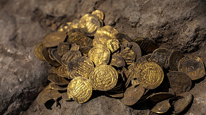 İsrail Tarihi Eserler Dairesi'nin muhtemelen güvenlik gerekçesiyle tam yerini açıklamadığı kazıda bulunan paraların çoğu bölgenin Abbasi halifeliğinin (750-1258) parçası olduğu erken İslami döneme ait.