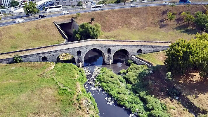 D-100 Karayolu ile Avcılar-Esenyurt bağlantı yolunun ortasında bulunan, 16’ncı yüzyılda Mimar Sinan’ın yaptığı az sayıdaki köprülerden biri olan, günümüzde kullanılmayan köprü, kesme taşlarla 74 metre uzunluğunda ve yaklaşık 6 metre 20 santim genişliğinde. 
