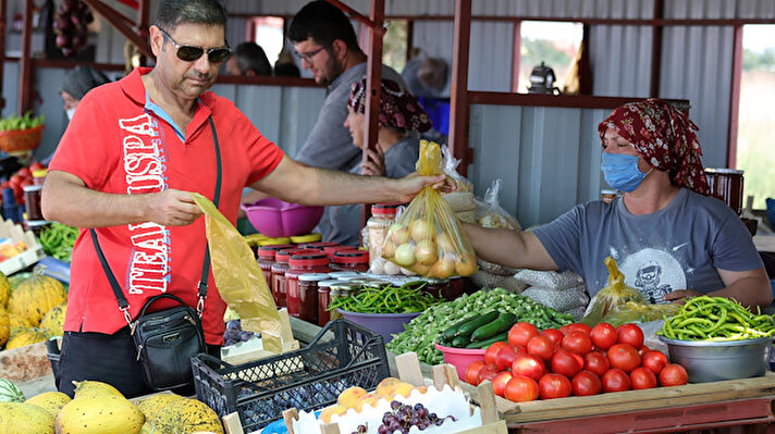 Keşan'a bağlı Kılıçköy'deki kadınlar, tatilcilerin yoğun olarak kullandığı Keşan- Enez yolunda ev ekonomilerine katkı için pazar yeri kurdu.