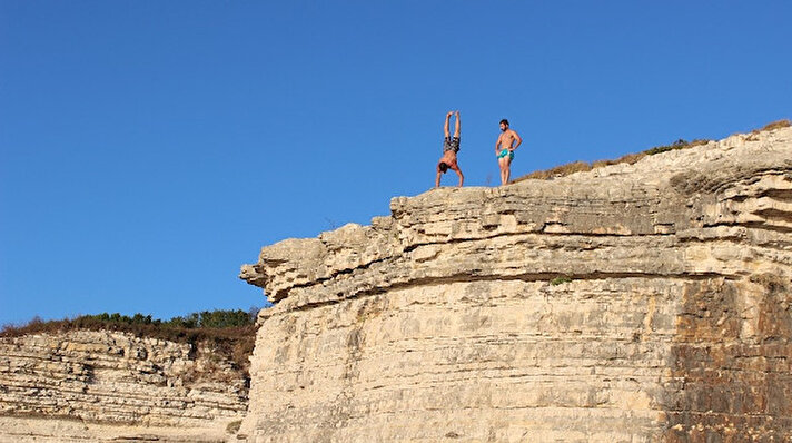 Kocaeli’nin Kandıra ilçesindeki tatil beldelerinde gençler, eğlenmek için tehlikeli bir yöntem seçti. Yaklaşık 25 metre yüksekliğindeki falezlere tırmanan gençler, burada akrobatik hareketler yapmaya başladı. 
