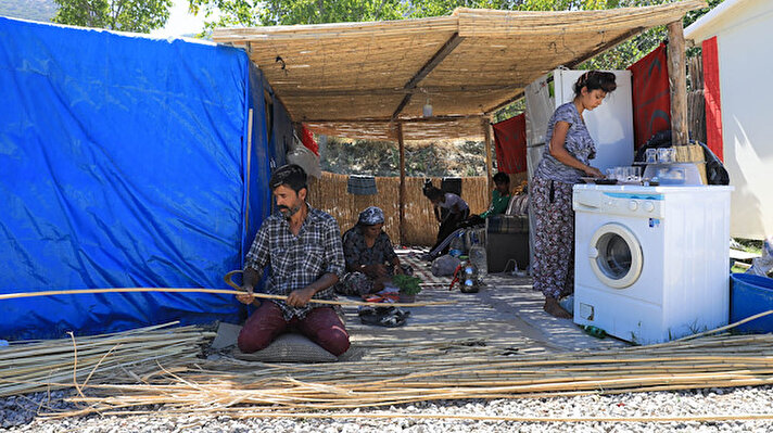  İzmir'in Selçuk ilçesinde çadırları mühürlenen Roman aileler belediyeye tepki gösterdi.

