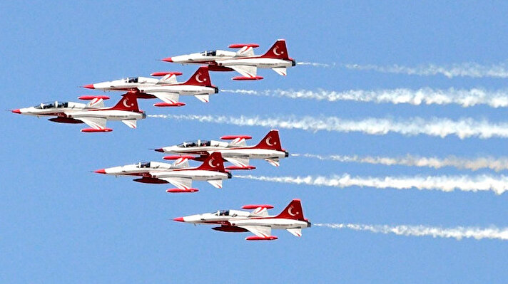 Büyük Taarruz'un 98. yılı etkinlikleri kapsamında Türk Hava Kuvvetlerinin akrobasi timi Türk Yıldızları, Afyonkarahisar'da gösteri uçuşu gerçekleştirdi.