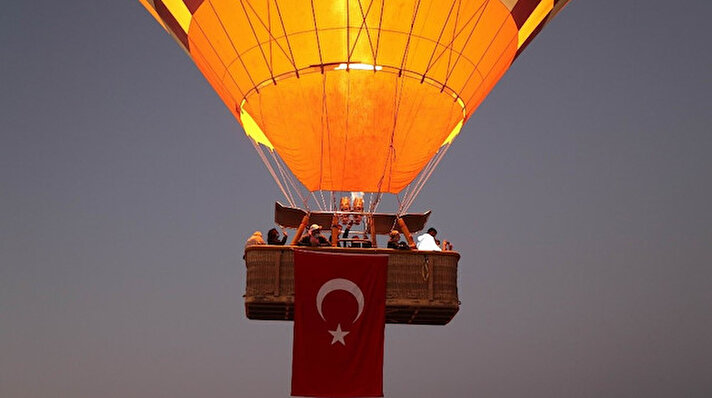 Sahip olduğu yeryüzü şekilleri dolayısıyla dünyada turizme yönelik sıcak hava balonculuğunun yoğun olarak yapıldığı bölgeler arasında yer alan Kapadokya bölgesinde bu sabah havalanan çok sayıda balonun sepetine 30 Ağustos Zafer Bayramı dolayısıyla Türk bayrağı ve Atatürk posteri asıldı.