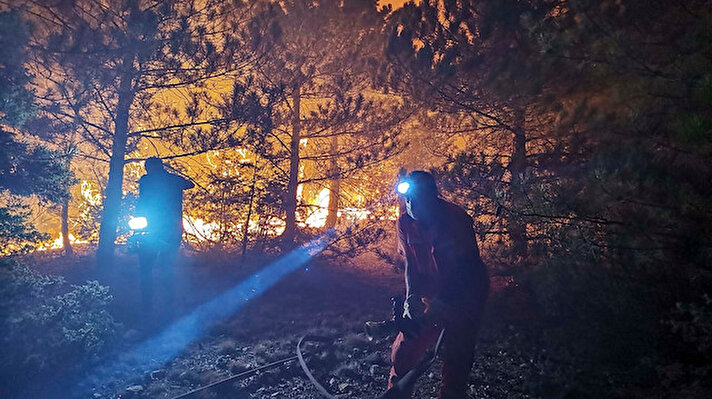İlçeye bağlı Yeşilyurt ve Belenören Mahallesi yakınlarındaki ormanlık alanda, dün saat 15.00 sıralarında yangın çıktı. Yangını fark eden mahalle sakinleri, durumu itfaiyeye bildirdi.