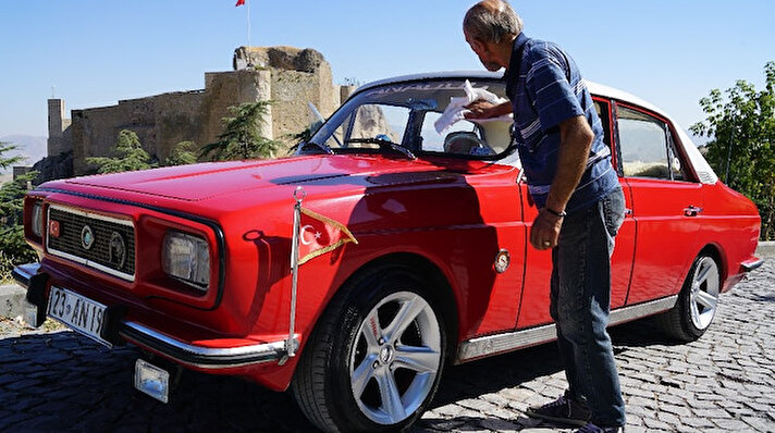 Elazığ’da klasik otomobil tutkusu bulunan bir çocuk babası 60 yaşındaki Ateş Yağmur, 7 yıl önce bir köyde çürümeye terk edilmiş 1974 model Anadol marka otomobili görünce, bin liraya satın aldı. 