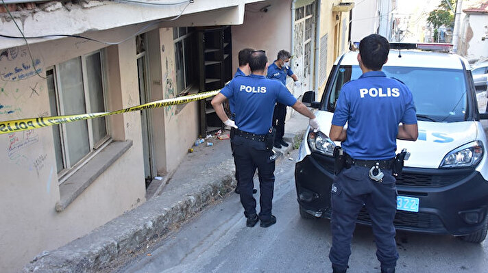 Ali Sarızeybek'ten haber alamayan bir arkadaşı, bu sabah saat 07.00 sıralarında Bayraklı Mahallesi'ndeki eve geldi.