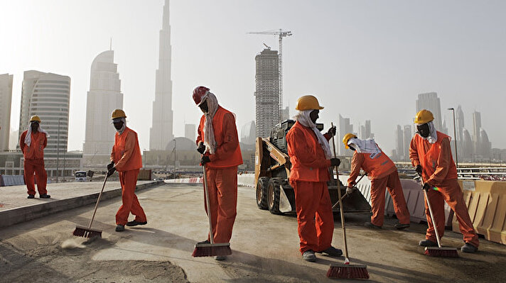 Guardian’dan Katie McQue, yeni tip corona virüs krizinin vurduğu Orta Doğu ülkesi Birleşik Arap Emirlikleri’nin (BAE) ticaret ve turizm kenti Dubai’de mahsur kalan göçmen işçilerle görüştü.