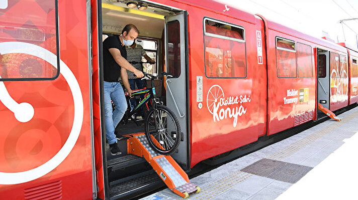 Konya’da bisiklet kullanıcıları, özellikle uzun mesafelere varmak veya soğuk havalarda uzun süre bisikletiyle bir noktadan diğer noktaya ulaşmak için artık bisiklet tramvayı ve bisiklet aparatlı otobüsleri tercih edebilecek. Büyükşehir Belediyesi, şehir içi ulaşımda 1992’den 2015 yılına kadar Konyalılara hizmet veren emektar tramvaylardan birini bisiklet tramvayına dönüştürdü. Bazı ülkelerde yolcuların seyahat ettiği tramvaylara bisiklet ile binilebiliyorken, sadece bisiklet kullanıcılarına özel olarak hizmete sunulan bisiklet tramvayı ise bu yönüyle Konya’yı diğerlerinden farklı kılıyor.
