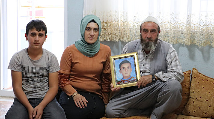 Çocuklarının dağa kaçırılmasından HDP'yi sorumlu tutan Diyarbakır annelerinin 3 Eylül 2019'da başlattığı oturma eyleminin üzerinden bir yıl geçti.

Ülkenin farklı yerlerinden aileler, terör örgütü PKK'nın pençesinden evlatlarını kurtarmak için eyleme destek verirken yaz kış, yağmur çamur demeden süren kararlı mücadele sonucu 16 aile çocuğuna kavuştu.

Eyleme destek veren Sadak ailesi de 15 yıl önce ilkokul üçüncü sınıfta okurken dağa kaçırılan evlatlarından gelecek müjdeli haberi bekliyor.