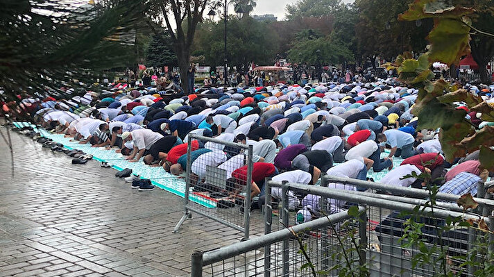 İbadete açıldığı ilk günden beri vatandaşların büyük ilgi gösterdiği Ayasofya Camii'ndeki cuma namazına geniş katılım oldu. 