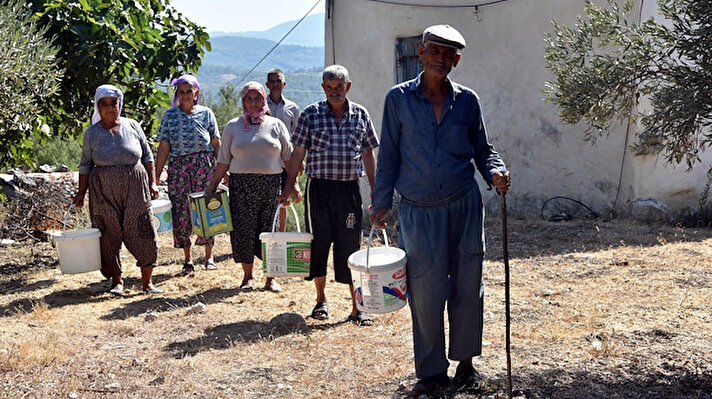 Muğla'nın ilçesi Milas'a 17 kilometre mesafedeki 250 nüfuslu İkizköy Mahallesi sakinleri, şebeke suyunun 20 Ağustos'tan beri kesildiğini belirtti. 