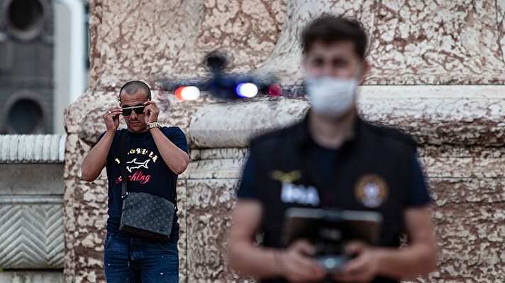 İstanbul Emniyet Müdürlüğü'ne bağlı İHA Büro ekipleri Taksim Meydanı'nda dronla maske ve sosyal mesafe denetimi yaptı. İstiklal Caddesi üzerinde yere alçak mesafede uçurulan drondan, Koronavirüs salgını ile mücadelede yeni bir döneme girmiş bulunuyoruz. 