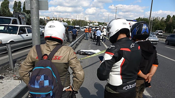 Kaza, saat 13.00 sıralarında TEM Otoyolu Sultangazi sapağında meydana geldi. 34 BBV 078 plakalı motosiklet sürücüsü Hakan Koç (38), Sultangazi girişinde direksiyon hakimiyetini kaybederek, bariyerlere çarptı. 