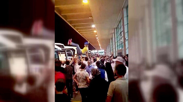 Ankara'dan ayrılan askerlik yükümlüleri, akşam saatlerinde Ankara Şehirlerarası Terminal İşletmesi'nde (AŞTİ)​ aileleri ve yakınları tarafından uğurlandı. Uğurlama nedeniyle terminal içinde ve çevresinde yoğunluk meydana geldi.​
