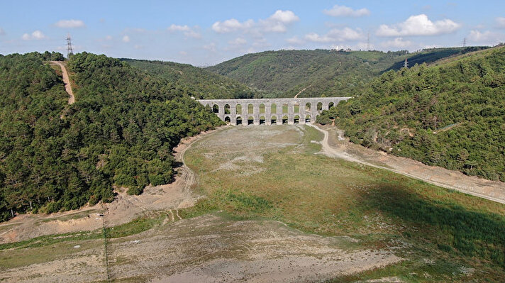 İstanbul barajlarındaki su seviyeleri yağışsız geçen günlerin ardından düşmeye başladı. Son 12 ayın en düşük doluluk oranı geçtiğimiz Aralık ayında yüzde 36.67 olarak ölçüldü. Daha sonra yağışlarla yükselmeye başlayan doluluk oranları Nisan ayının ardından artan sıcaklıklarla birlikte yeniden düşmeye başladı. 