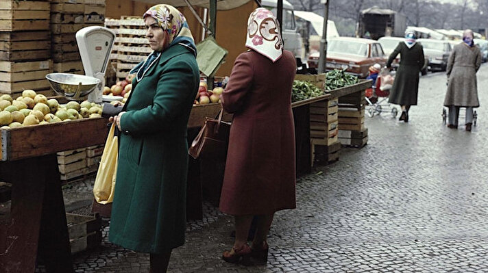 Almanya'nın en önemli fotoğraf sanatçılarından olan Candida Höfer'in "Türken in Deutschland" isimli fotoğraf arşivi geçmişten günümüze ayna tutuyor.