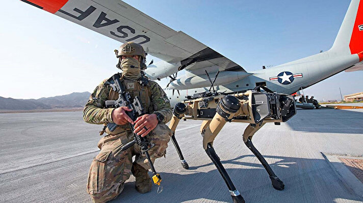  ABD Hava Kuvvetleri, birçok dijital teknolojiyi kapsayan Gelişmiş Muharebe Yönetim Sistemi'ni denerken karada üslerin güvenliğinde görev alması planlanan "robot köpekleri" de test etti.