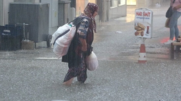 Ordu'nun Altınordu ilçesinde şiddetli yağış hayatı olumsuz etkiledi.